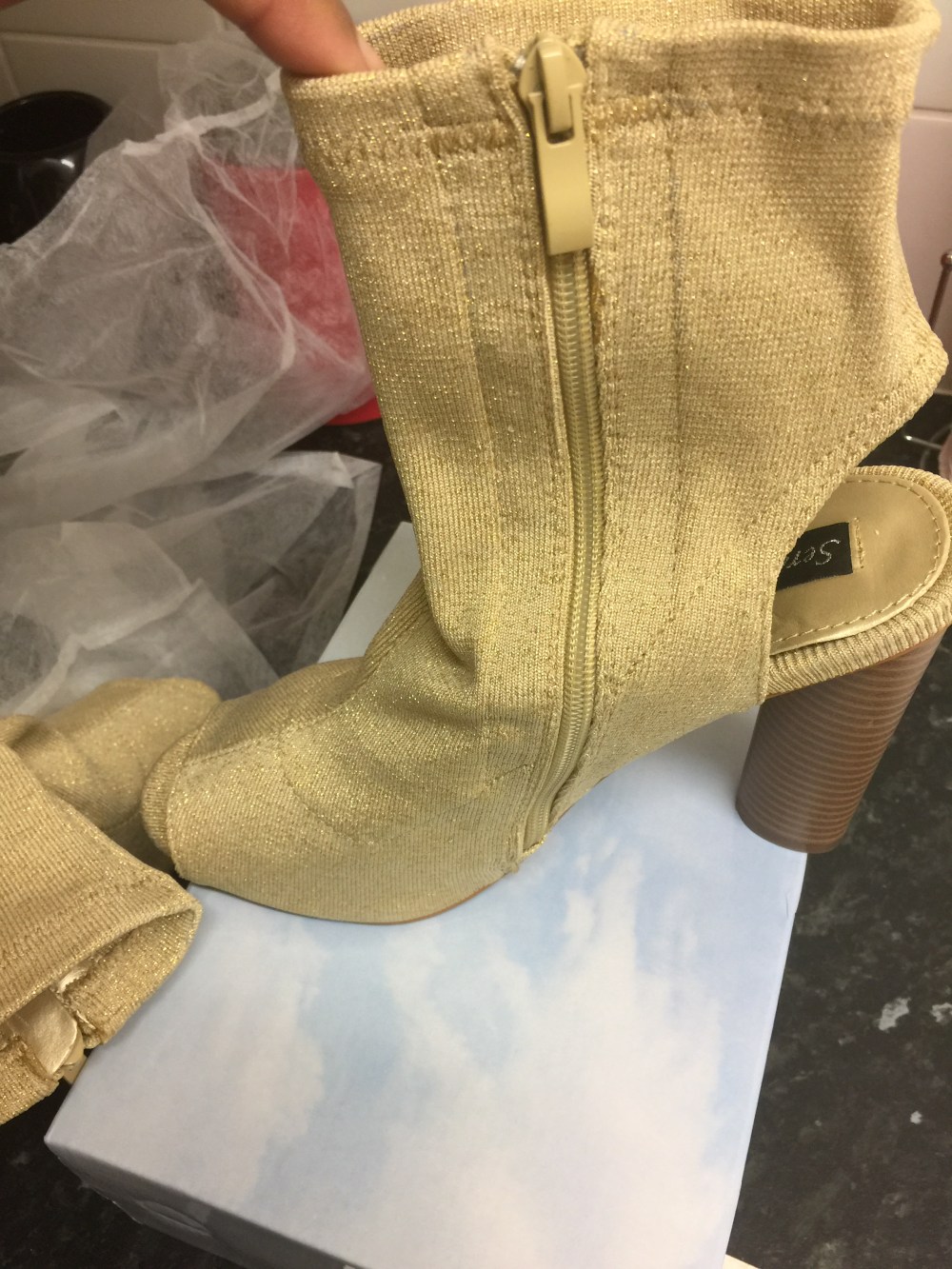 81020884-6A77-43B8-90B1-3CAB720AA88E